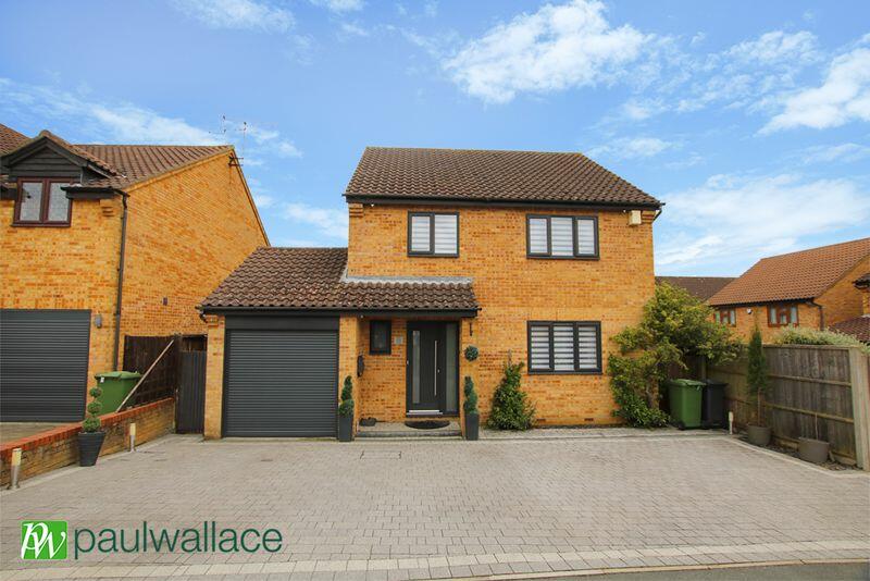 4 bedroom detached house for sale in Springwood, West Cheshunt, EN7