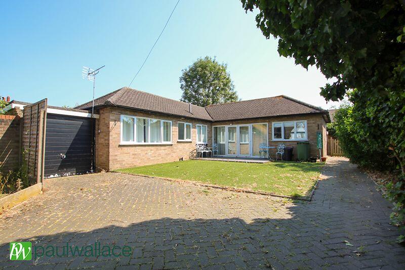 2 bedroom bungalow for sale in Flamstead End Road, West Cheshunt, EN8