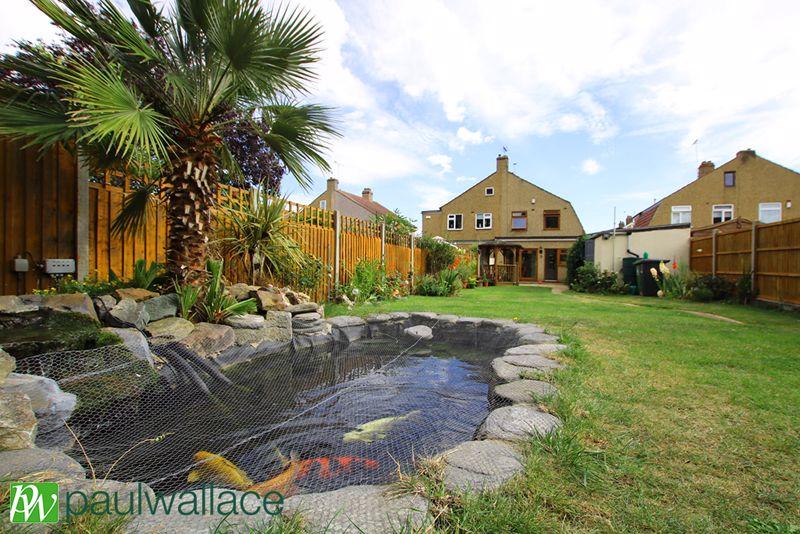 3 bedroom semidetached house for sale in Marina Gardens, Cheshunt, EN8