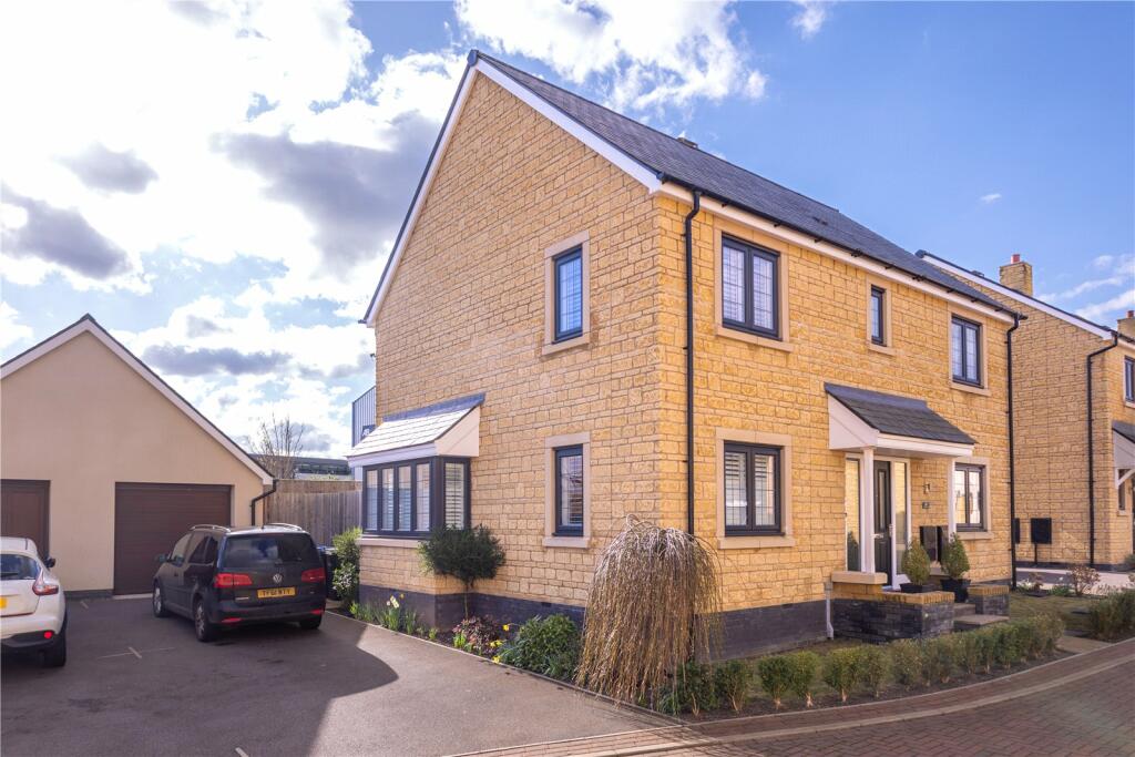 4 bedroom detached house for sale in Kingsfield Leaze, Bradford on Avon