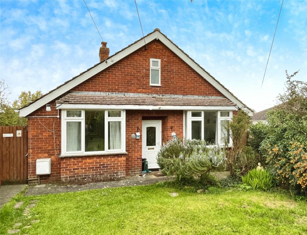 2 bedroom bungalow for sale in High Street, Dilton Marsh, BA13