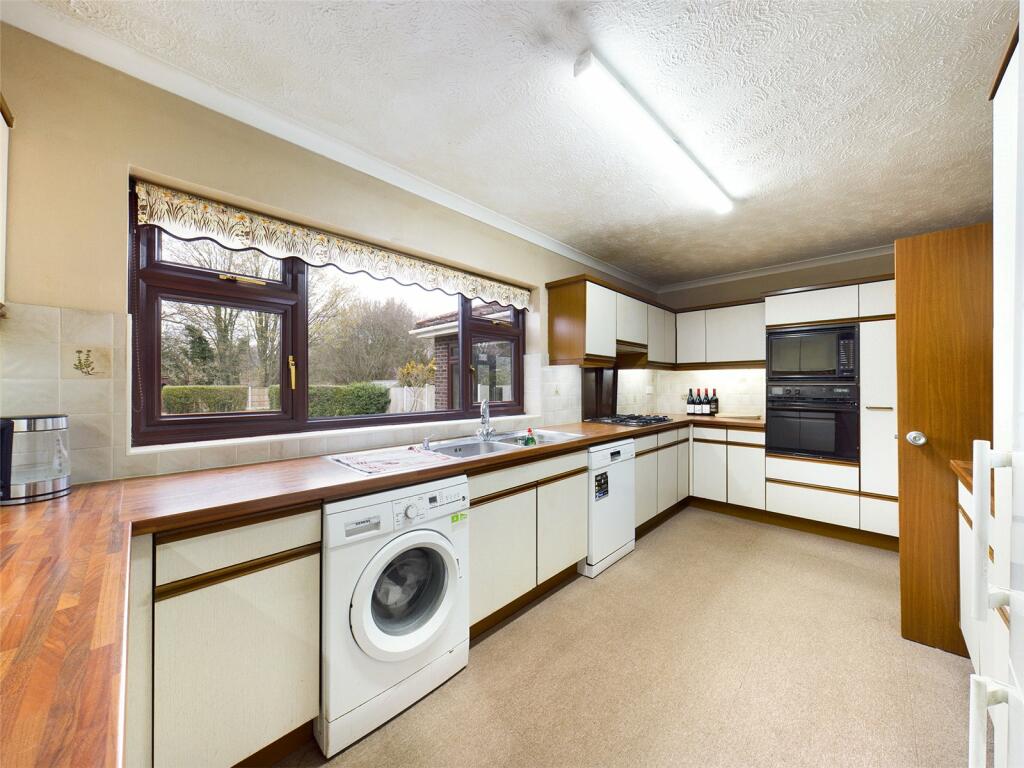 4 bedroom detached house for sale in Lee Chapel Lane, Langdon Hills