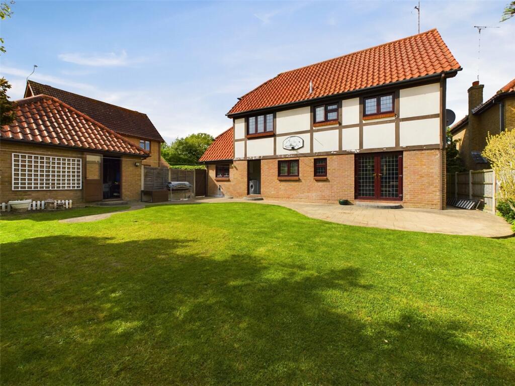 4 bedroom detached house for sale in The Badgers, Langdon Hills