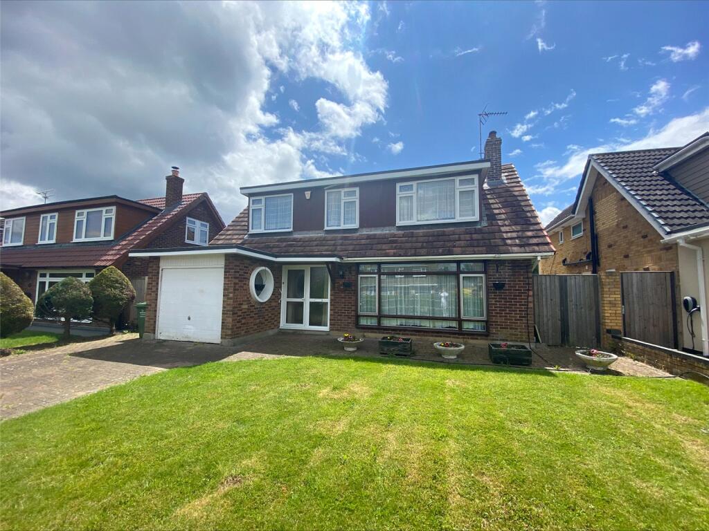 4 bedroom detached house for sale in Worthing Road, Laindon, Essex, SS15