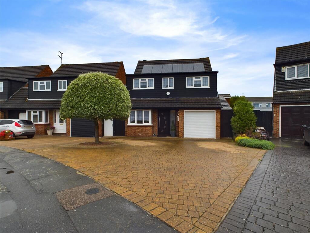 4 bedroom detached house for sale in Sussex Close, Laindon West, Essex