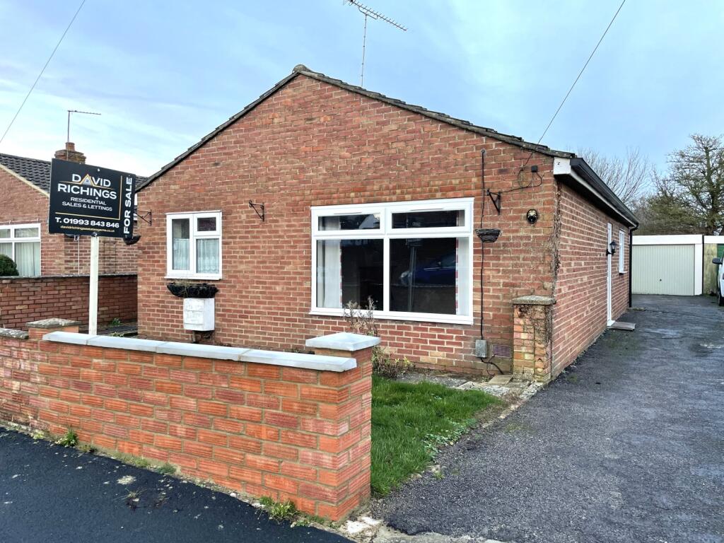 2 bedroom detached bungalow for sale in Ashfield Road, Carterton