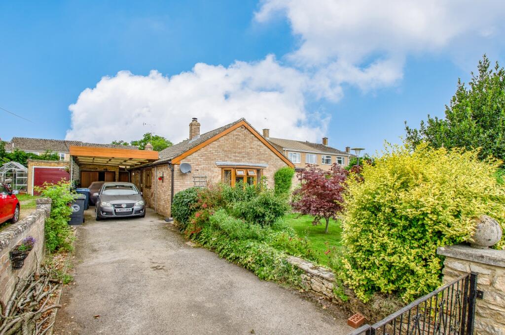 3 bedroom detached bungalow for sale in Arkell Avenue, Carterton