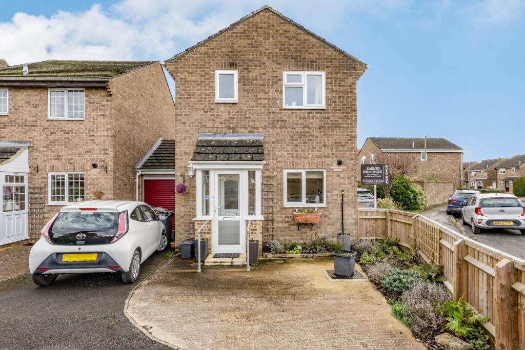 3 bedroom link detached house for sale in Hollybush Road, Carterton