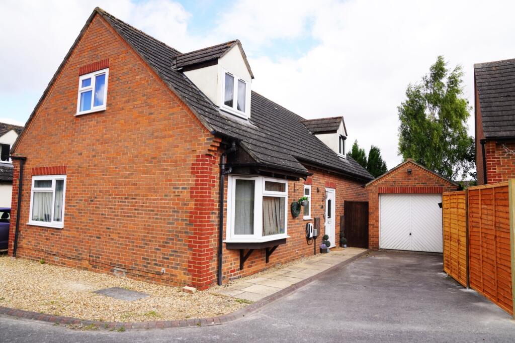 Main image of property: Wychwood Close, Carterton, Oxfordshire, OX18