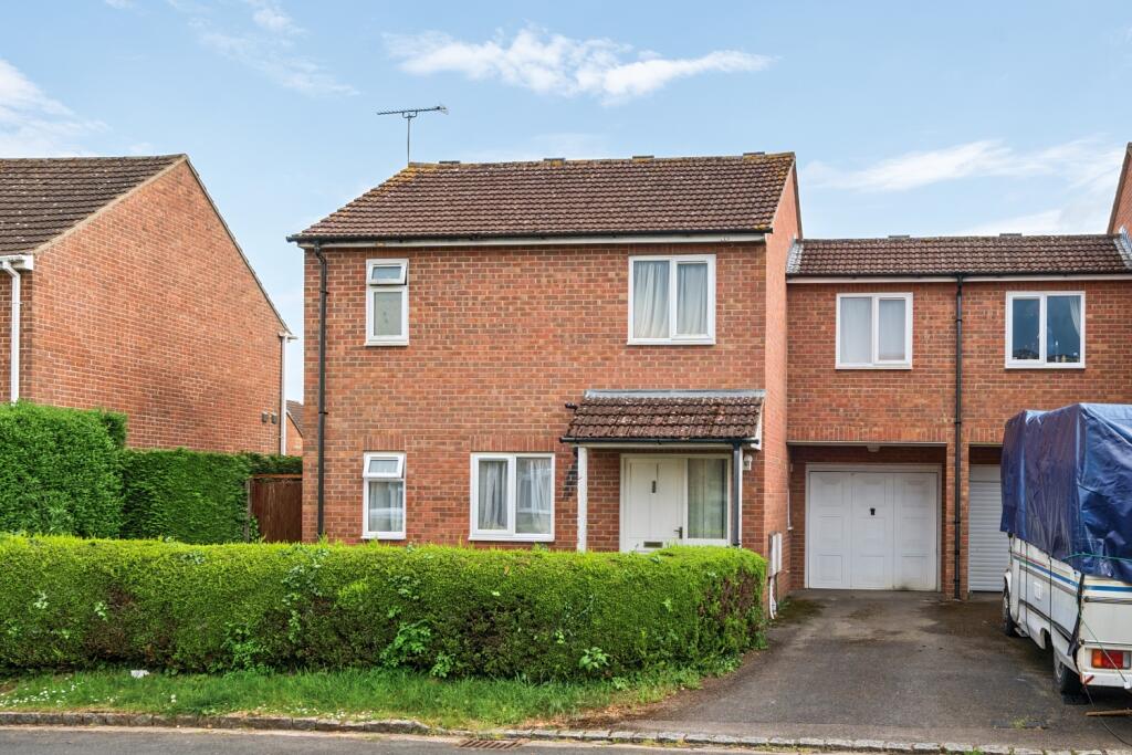 Main image of property: Pampas Close, Carterton, Oxfordshire, OX18