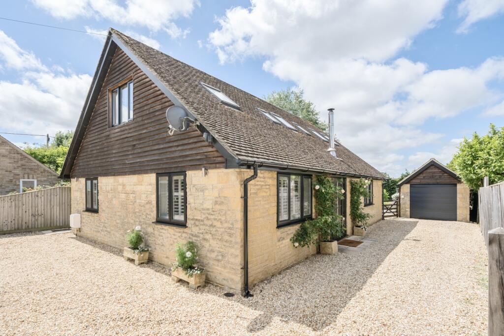 Main image of property: 37 Swinbrook Road, Carterton, Oxfordshire, OX18 1DX