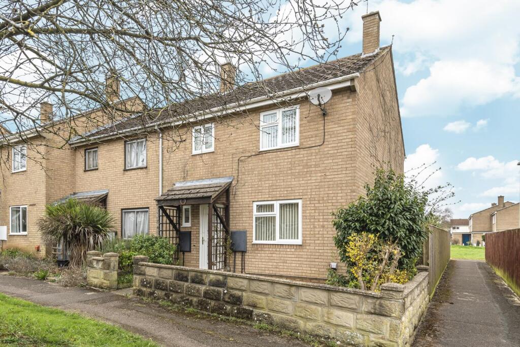 Main image of property: Queens Road, Carterton, Oxfordshire ox18 3yb, UK