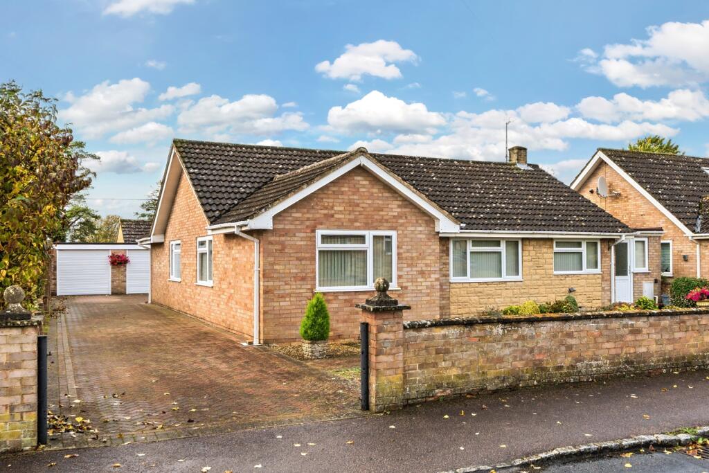 Main image of property: Burswin Road, Carterton, Oxfordshire, OX18