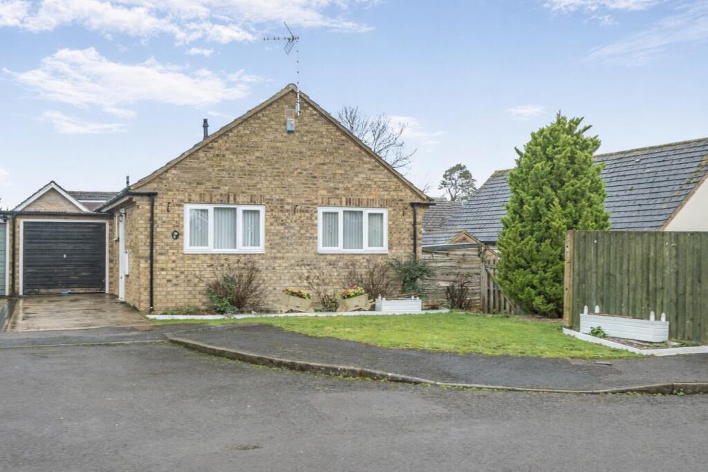 Main image of property: Wychwood Close, Carterton, Oxfordshire, OX18
