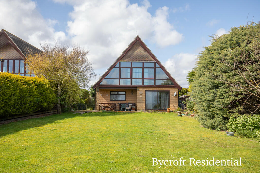 4 bedroom detached house for sale in Bush Road , WintertononSea, NR29