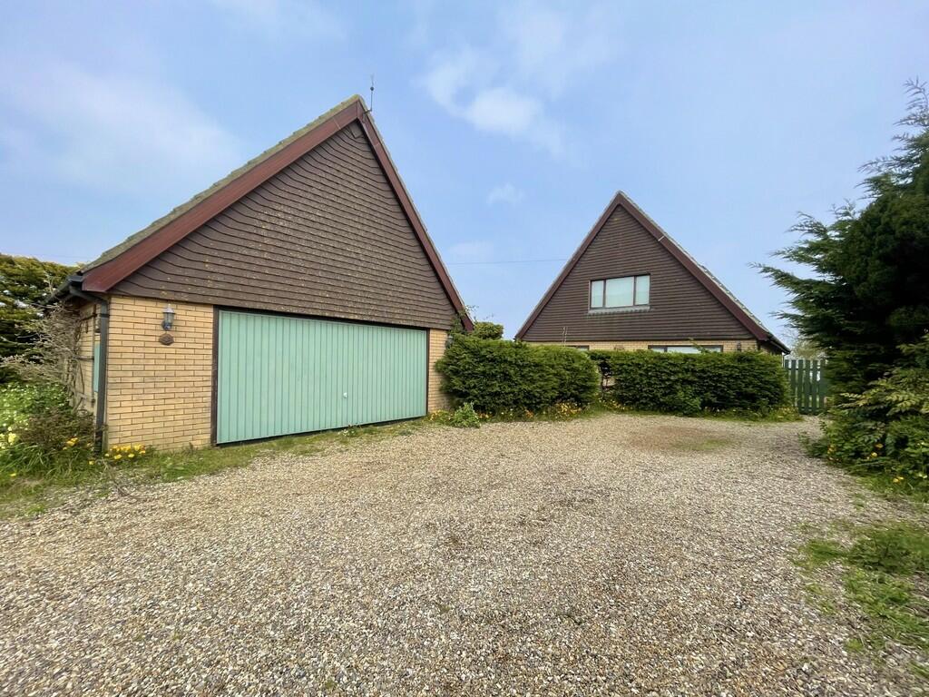 4 bedroom detached house for sale in Bush Road , WintertononSea, NR29