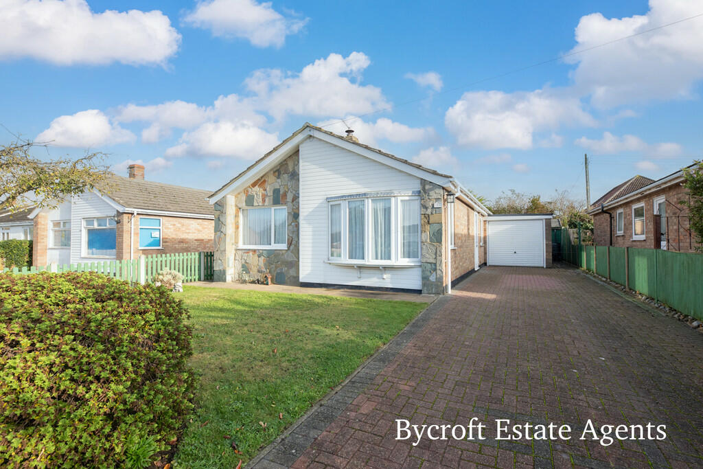 2 bedroom detached bungalow for sale in Hill View Drive, Wintertononsea, NR29