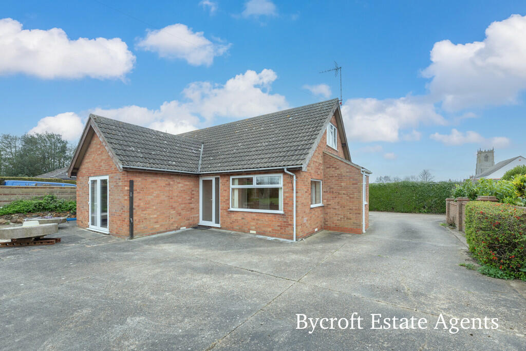 5 bedroom detached house for sale in Bulmer Lane, Wintertononsea, NR29