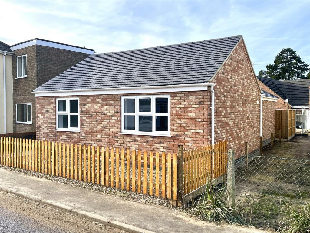 2 bedroom detached bungalow for sale in Seas End Road, Moulton Seas End