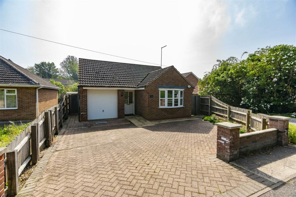 3 bedroom detached bungalow for sale in Hawthorn Bank, Spalding, PE11