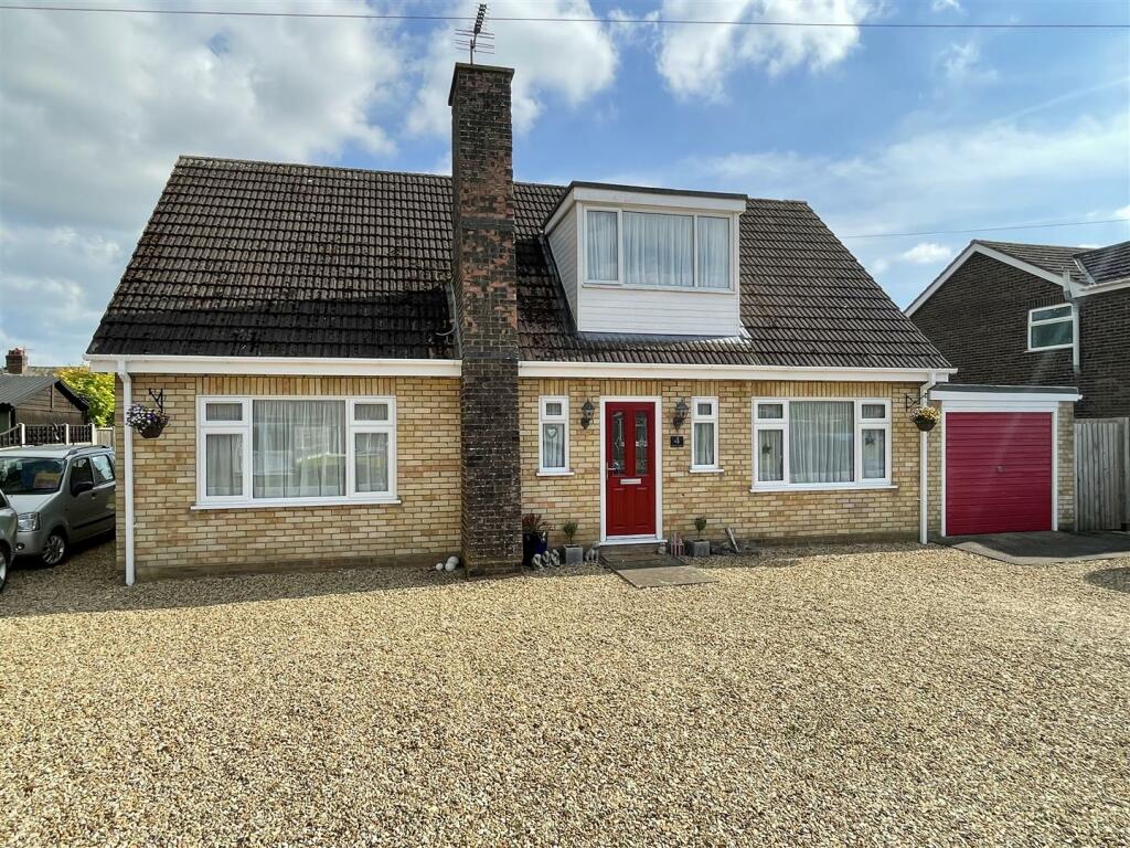 3 bedroom detached bungalow for sale in Burnstone Gardens, Moulton