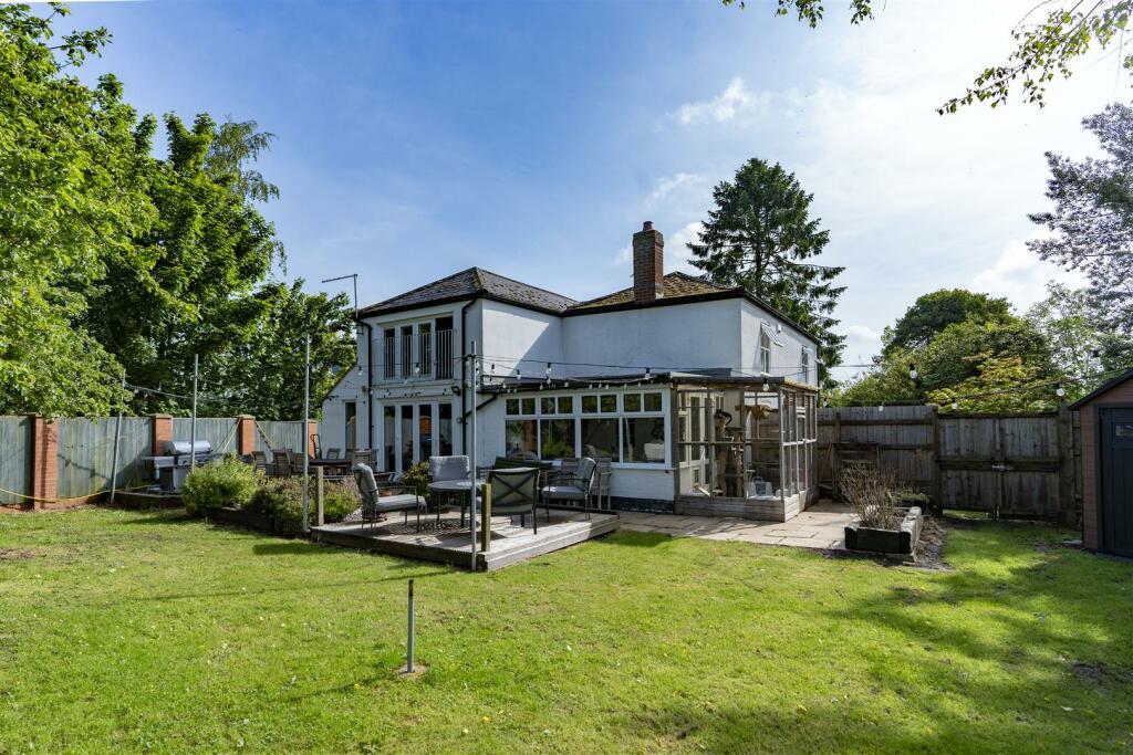 4 bedroom detached house for sale in Seas End Road, Moulton Seas End