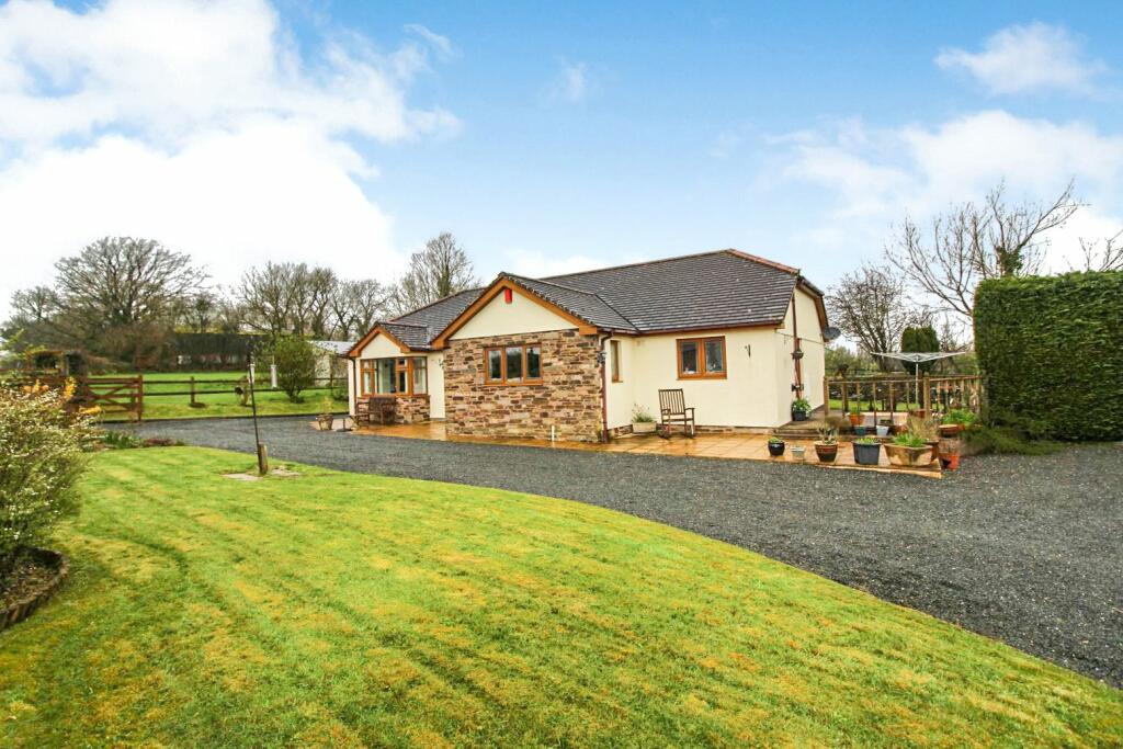 3 bedroom bungalow for sale in Cookbury, Holsworthy, EX22