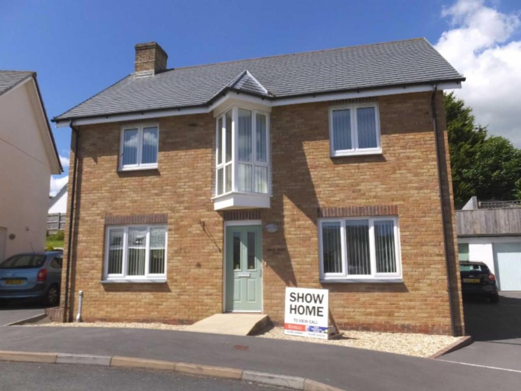 2 bedroom detached house for sale in Holsworthy, Devon, EX22