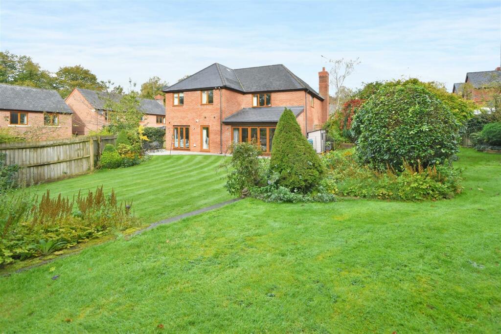 4 bedroom detached house for sale in West Drive, Cheddleton, Leek, ST13