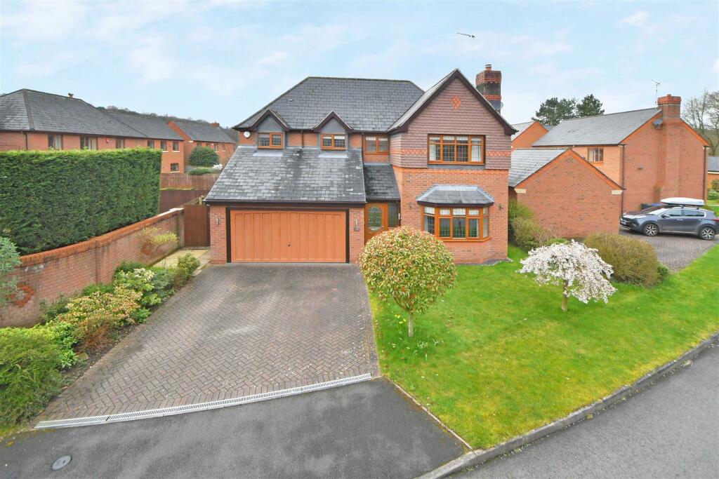 4 bedroom detached house for sale in Chestnut Walk, St Edwards Park