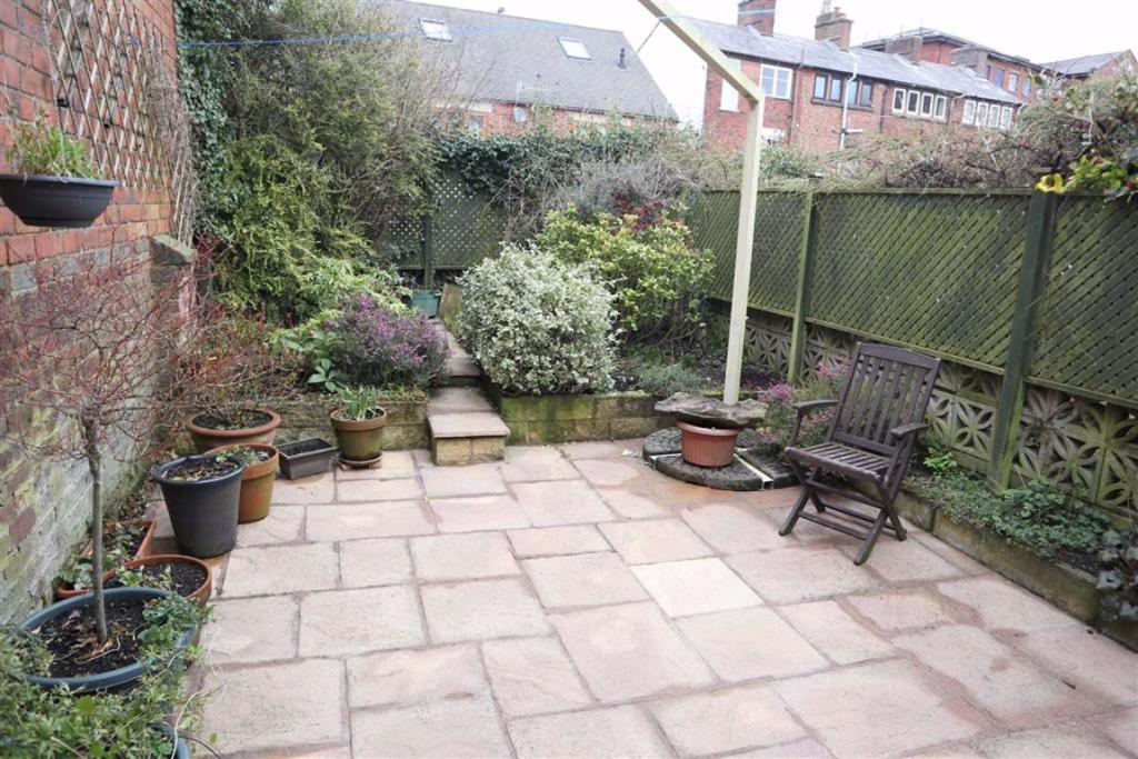 4 bedroom town house for sale in Grosvenor Street, Leek, ST13