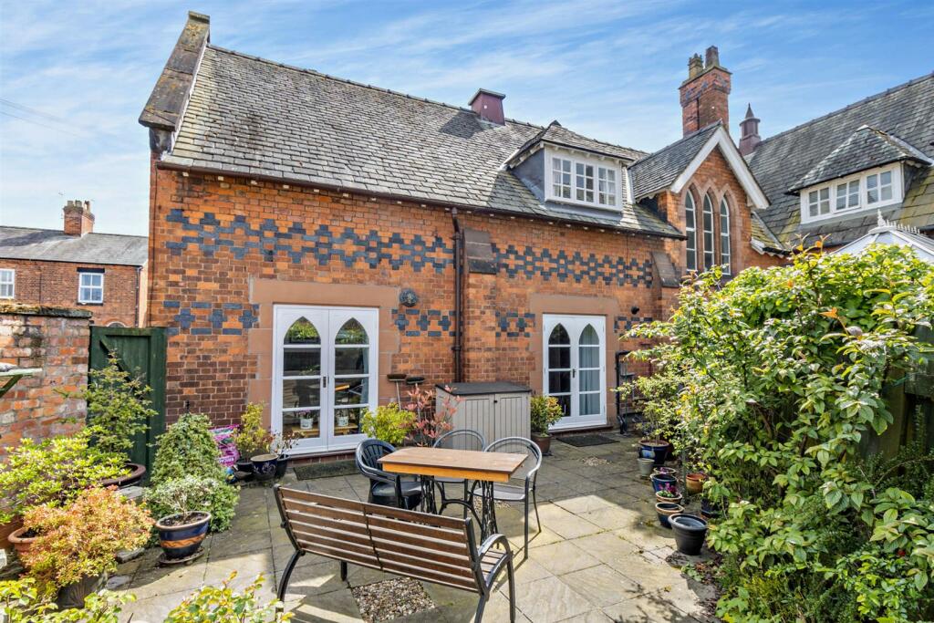 3 bedroom mews property for sale in Hartford Road, Davenham, CW9