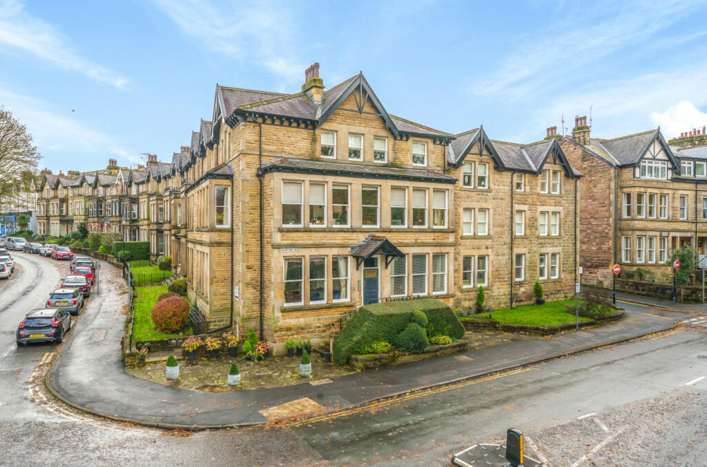 2 bedroom flat for sale in Valley Drive, Harrogate, North Yorkshire, HG2
