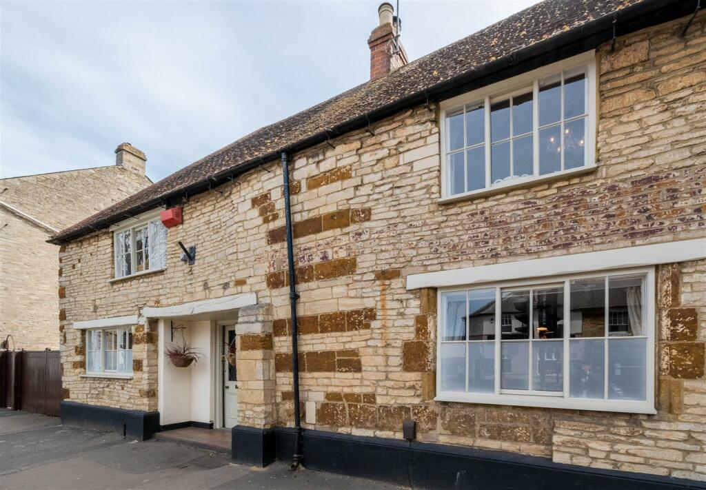 4 bedroom house for sale in High Street, Higham Ferrers, NN10