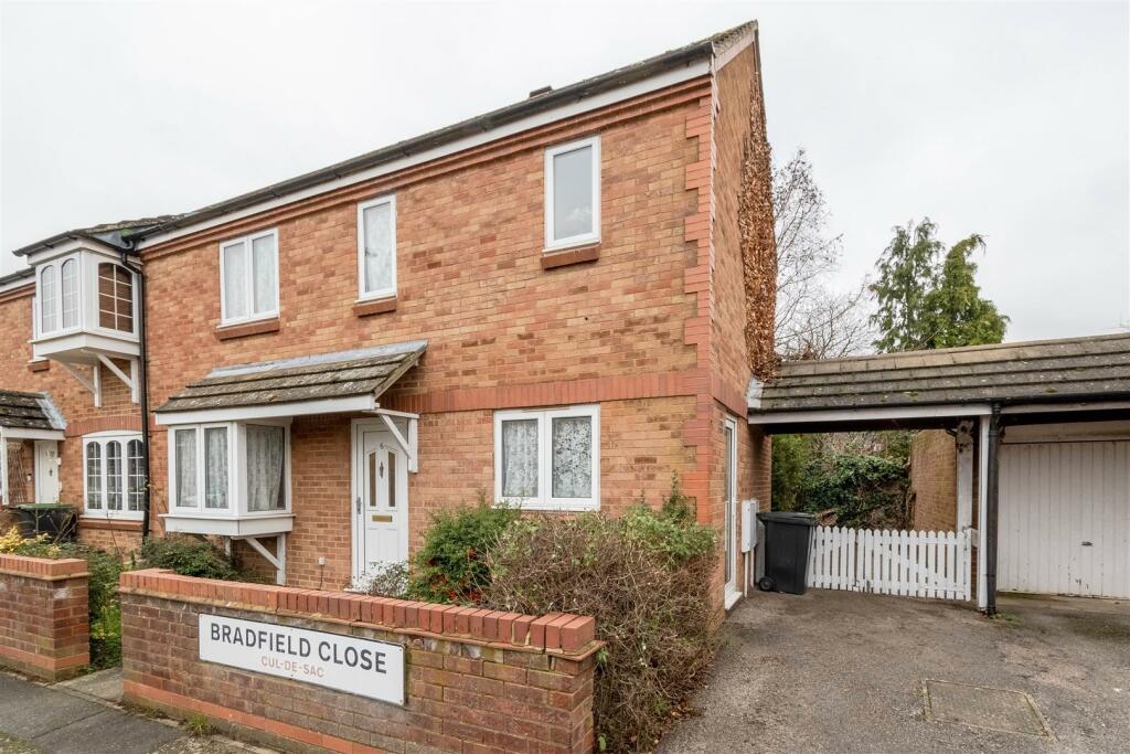 3 bedroom semidetached house for sale in Bradfield Close, Rushden, NN10