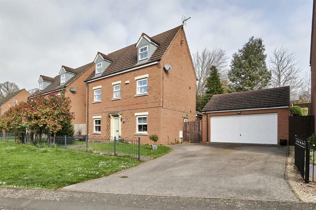 4 bedroom detached house for sale in Batsmans Drive, Rushden, NN10