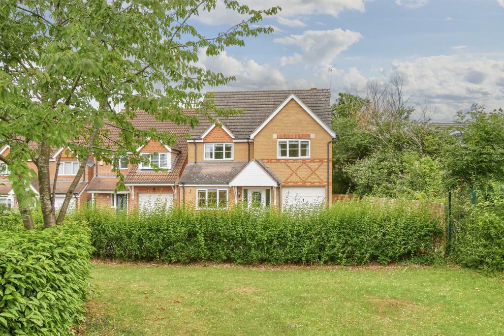 4 bedroom detached house for sale in Birkdale Drive, Rushden, NN10