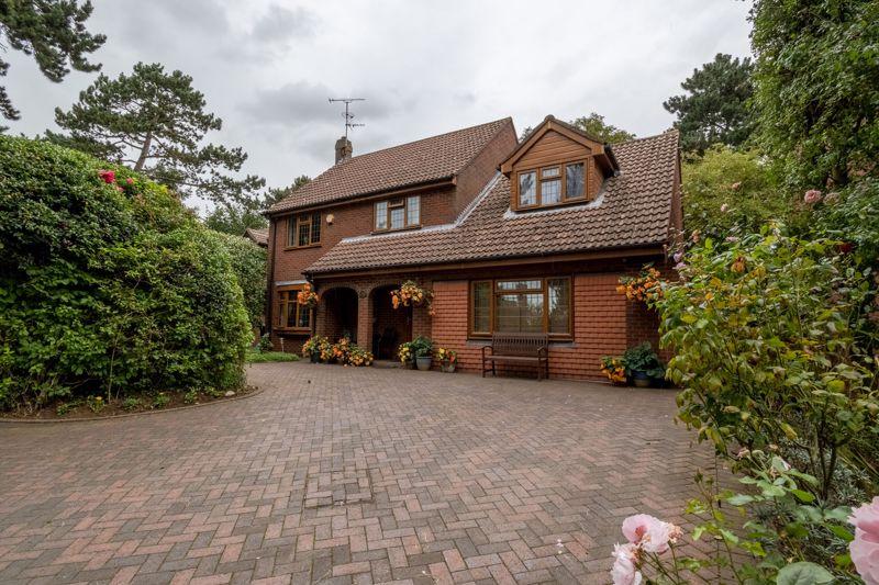 5 bedroom detached house for sale in Brightwell Walk, Irthlingborough, NN9