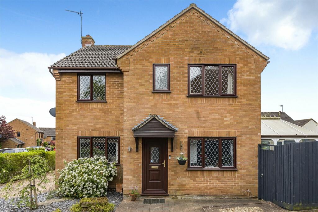 4 bedroom detached house for sale in Thirsk Gardens, Bletchley, Milton Keynes, Buckinghamshire, MK3