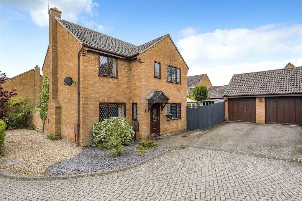4 bedroom detached house for sale in Thirsk Gardens, Bletchley, Milton
