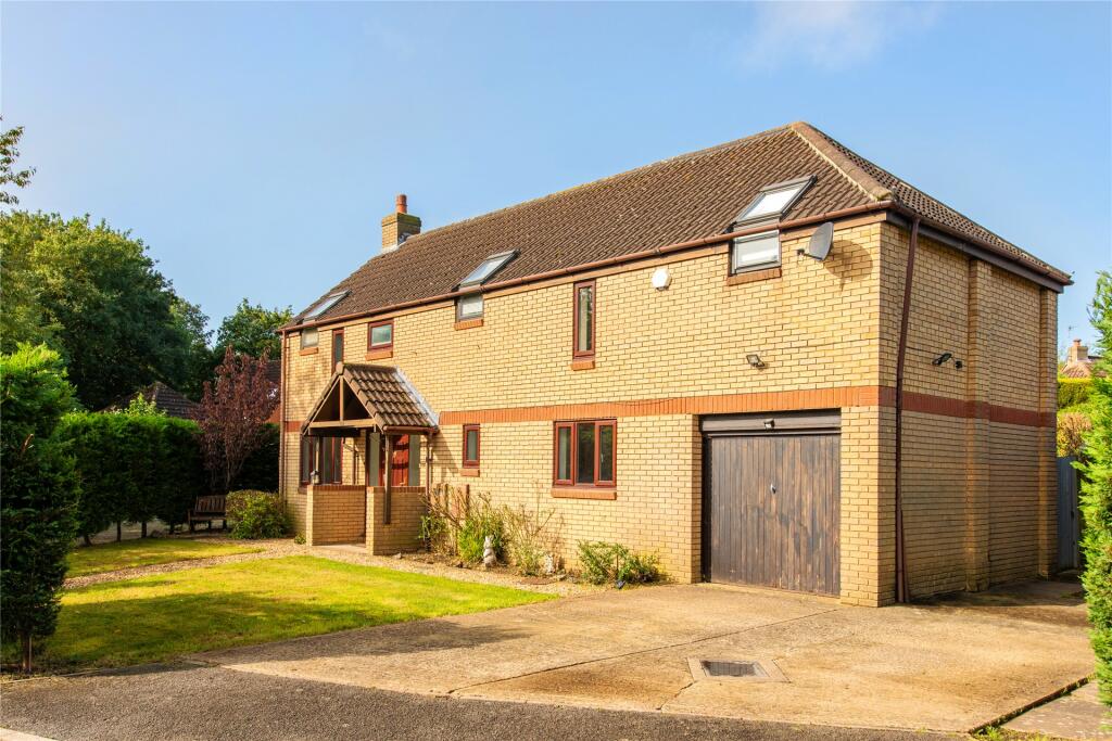 5 bedroom detached house for sale in Abraham Close, Willen Park, Milton