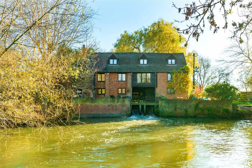 5 bedroom detached house for sale in Old Linslade Road, Heath and Reach