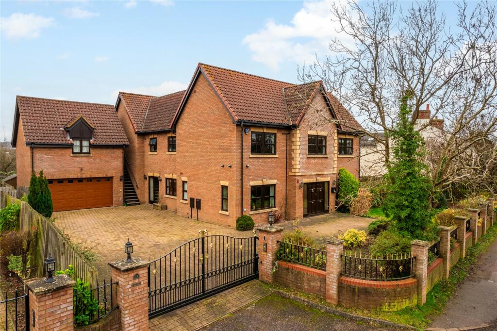 7 bedroom detached house for sale in London Road, Loughton, Milton