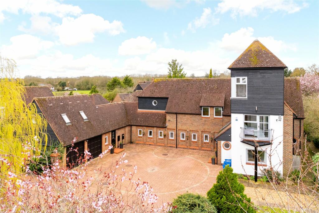 5 bedroom detached house for sale in Pinkard Court, Woughton On The