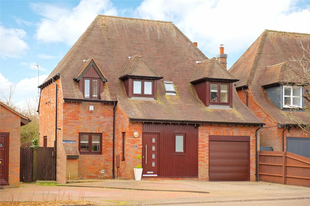 4 bedroom detached house for sale in Butterfield Close, Woolstone, Milton Keynes, Buckinghamshire, MK15