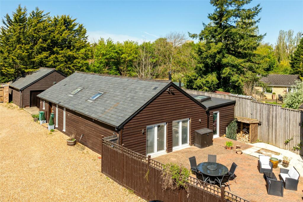 2 bedroom barn conversion for sale in Miletree Road, Heath and Reach