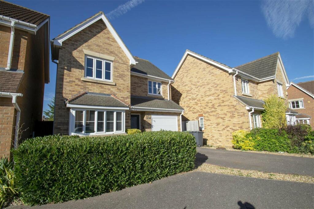 3 bedroom detached house for sale in Kingfisher Road, Shefford, SG17