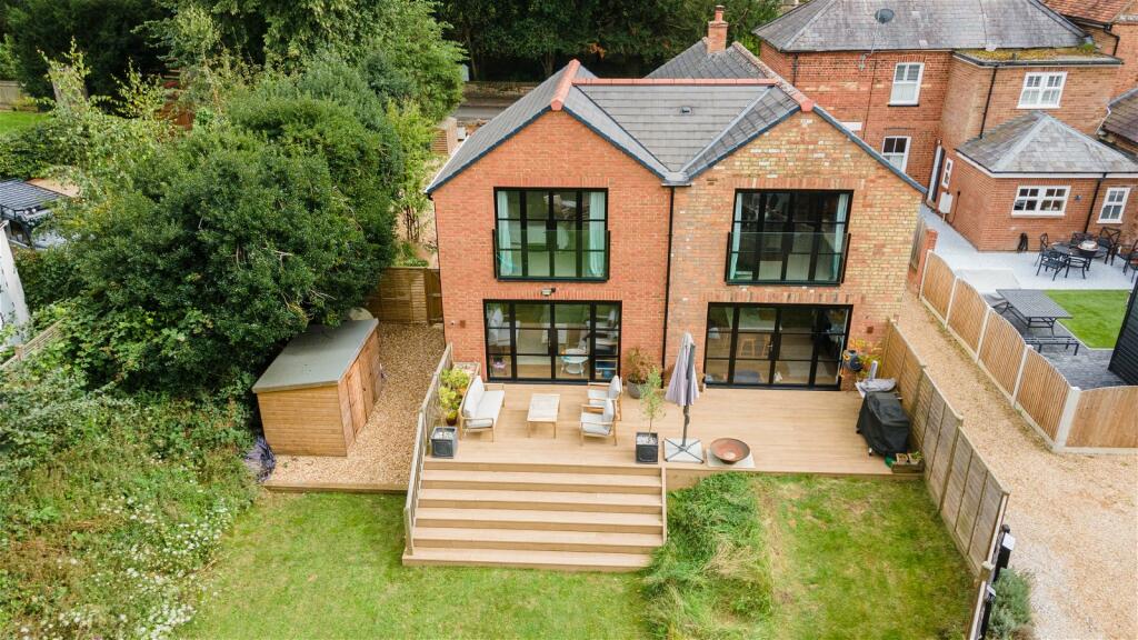 4 bedroom detached house for sale in High Street, Ridgmont, MK43