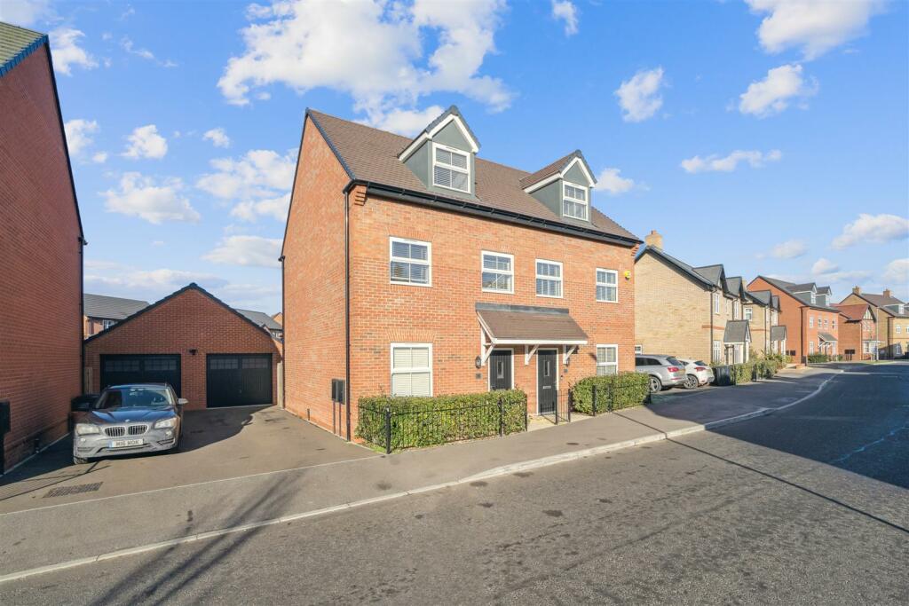 3 bedroom semidetached house for sale in Poppy Drive, Ampthill, MK45
