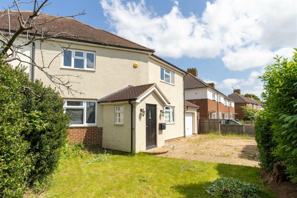 3 bedroom semidetached house for sale in Laburnham Road, Biggleswade, SG18